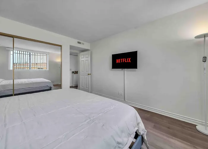 Spacious 2 Bedroom Retreat Near Beverly Hills With Free Parking