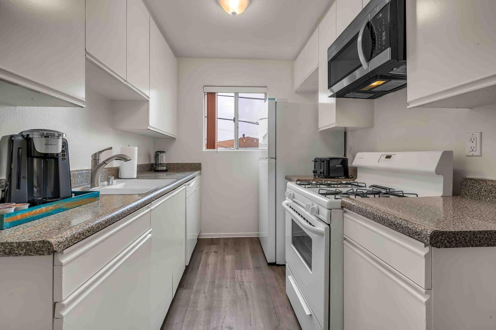 Spacious 2 Bedroom Retreat Near Beverly Hills With Free Parking Appartement Los Angeles