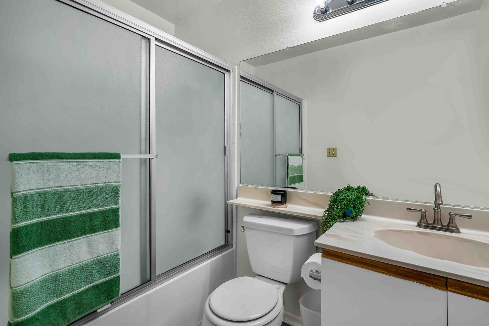 Spacious 2 Bedroom Retreat Near Beverly Hills With Free Parking Appartement
